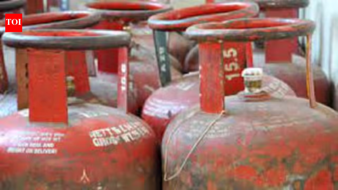 Delhi LPG News: Delhi bans LPG cylinder sale from godowns, govt warns of strict action and assures stable supply. Delhi News