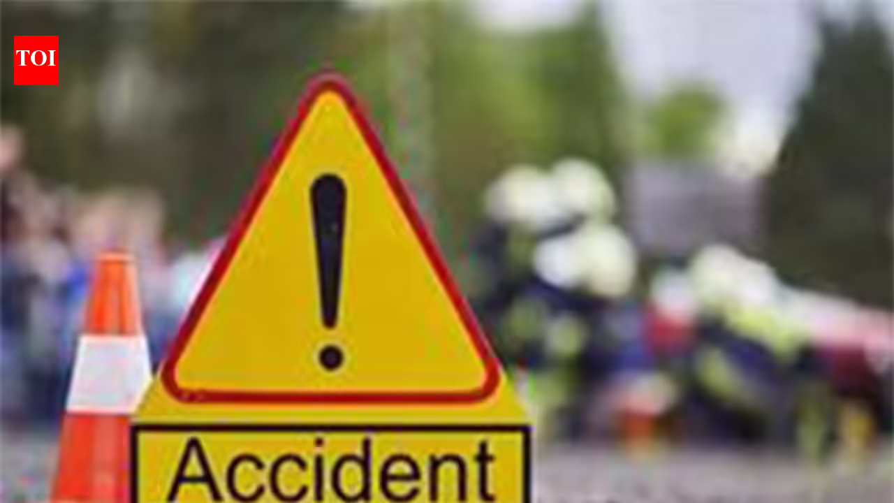 Two women killed, 37 injured as overloaded pickup overturns in Bastar | Raipur News