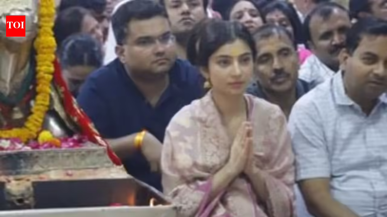 Sara Arjun visits Mahakaleshwar temple; ‘Dhurandhar: The Revenge’ actress attends Bhasma Aarti in Ujjain. Hindi Movie News