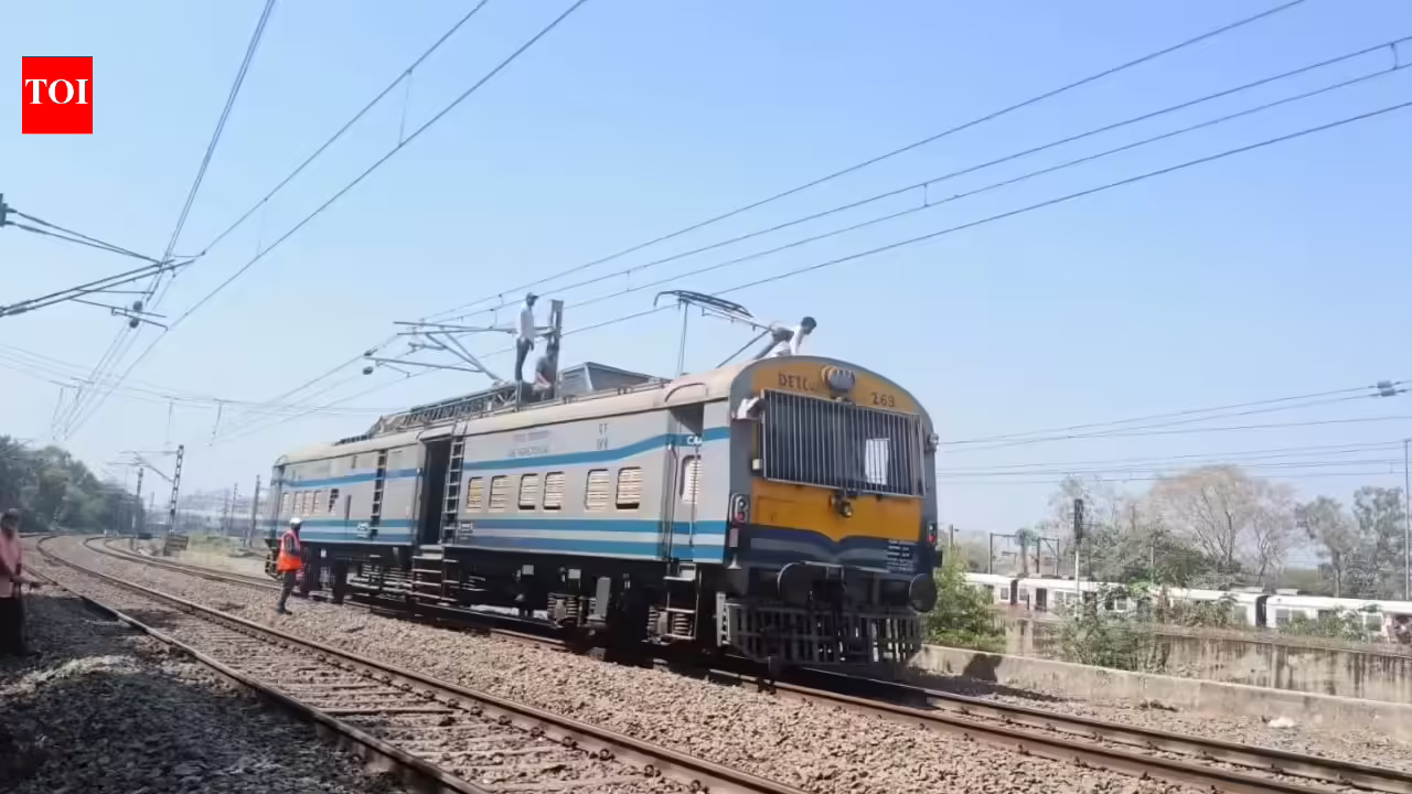 Bhayander To Naigaon Train Delay: Overhead equipment failure disrupts Western Railway local services between Bhayander and Naigaon. Mumbai News