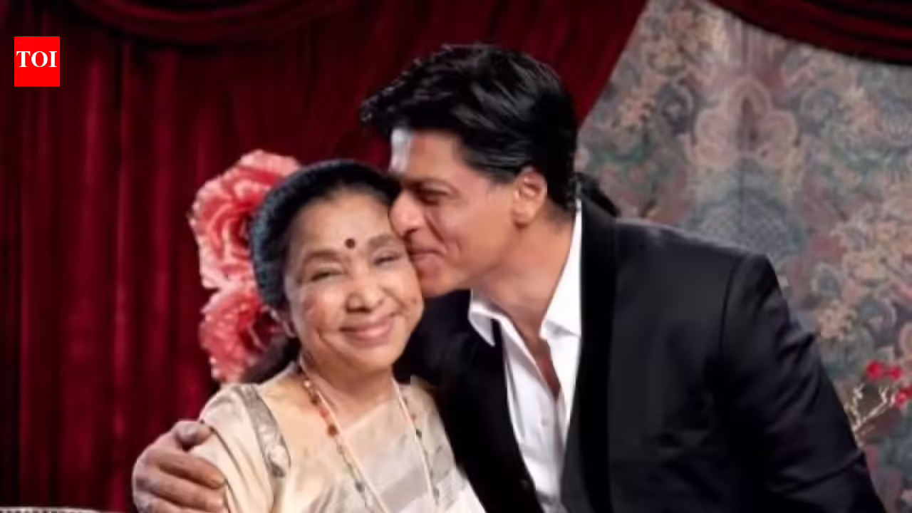 Shah Rukh Khan kisses Asha Bhosle in a heartwarming PIC as he pays emotional tribute to the legendary singer: ‘I will miss her’ | Hindi Movie News