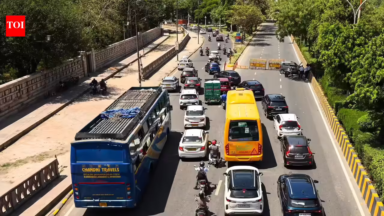 Traffic chaos during labor protest disrupts school commute across Noida. Noida News