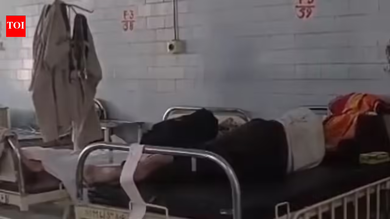 Madhya Pradesh shocker: Drunk policemen caught sleeping in hospital beds, urinating in bin; suspended | Bhopal News