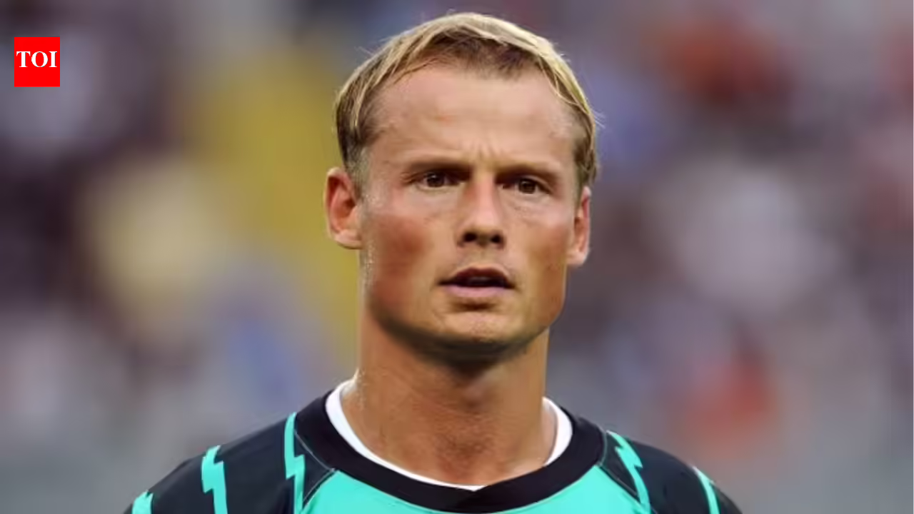 Former Arsenal goalkeeper Alex Manninger dies at 48 after car hit by train near Austria as football community mourns | International Sports News
