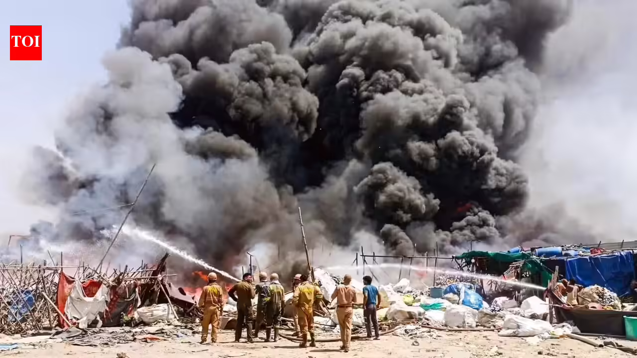 Massive fire engulfs 150 jhuggis in Ghaziabad slum cluster, leaves 1,000 homeless. Noida News