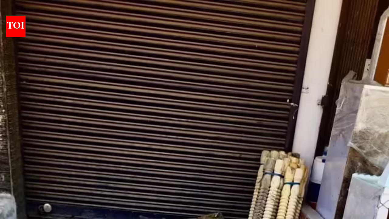 Muck tops here: Drains in Shalimar Garden clogged, waste yet to be lifted | Noida News