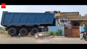 Trucks rams into Chatra house, driver detained. Ranchi News