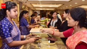 Akshaya Tritiya draws jewelery buyers to showrooms. Bhubaneswar News
