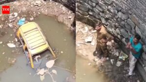 Taxi falls into 25ft well amid driving lesson in Mumbai, 2 injured. Mumbai News