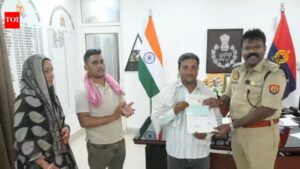 E‑rickshaw driver sets an example, returns jewellery. Kanpur News