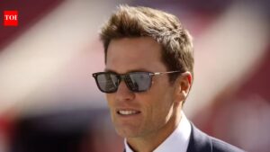 Tom Brady’s ex-girlfriend turns heads with striking black swimsuit look, while he predicts something big about his daughter NFL News