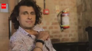 Sonu Nigam recalls helping Asha Bhosle with heel spur on 1996 US tour; Singer shared how he massaged her feet for relief. Hindi Movie News