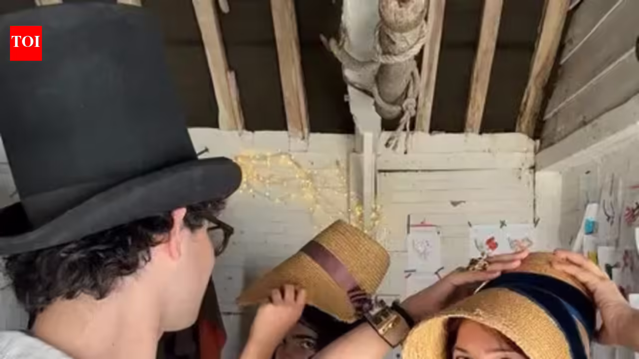 Twinkle Khanna and Children Enjoy Family Day at Jane Austen’s House |