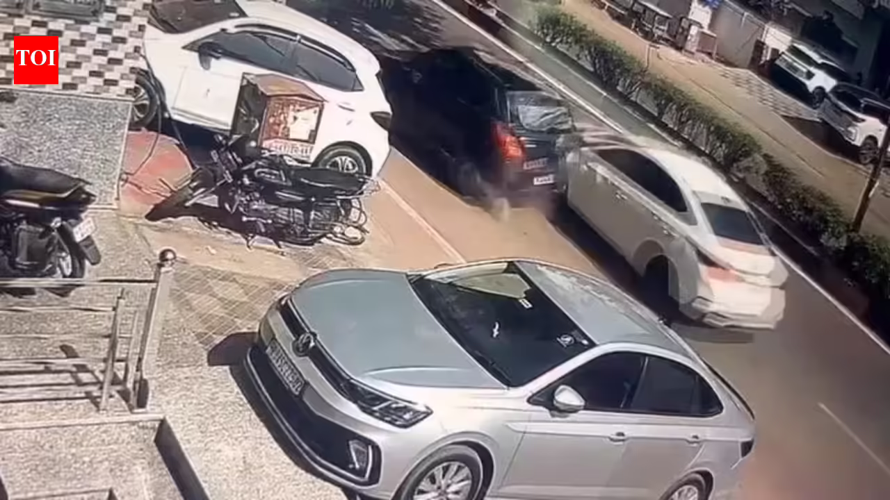 Overspeeding car hits 3 vehicles in Jaipur | Jaipur News