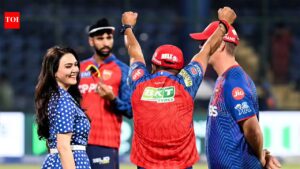 Preity Zinta celebrates PBKS record win; Visits Delhi’s Hanuman Mandir | Hindi Movie News