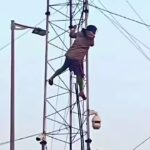 Woman climbs mobile tower, demands marriage. Patna News