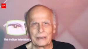 Mahesh Bhatt reveals Aamir Khan directed iconic song ‘Ghoongat Ki Aad Se’ from ‘Hum Hain Rahi Pyaar Ke’ in his absence. Hindi Movie News