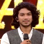 Vidhuraj grabs a playback opportunity from Hesham Abdul Wahab after his golden star in Star Singer