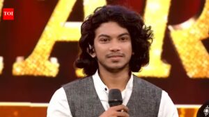 Vidhuraj grabs a playback opportunity from Hesham Abdul Wahab after his golden star in Star Singer