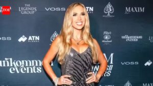 Gracie Hunt stuns in vibrant green bikini while balancing on rocky shoreline during breathtaking ocean escape | NFL news