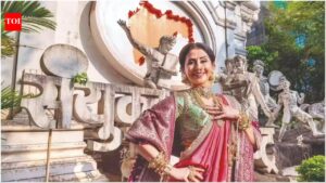 Urmila Matondkar Embraces Marathi Heritage in Nauvari Sari at Maharashtra Day |