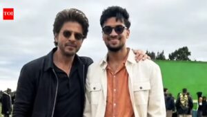 Shah Rukh Khan: ‘King’: Shah Rukh Khan ditches gray look, sports darker hair during South Africa schedule – PICS |