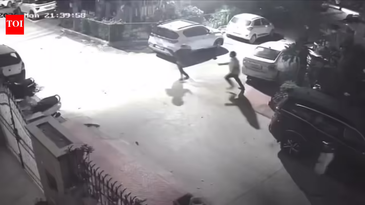 Two rob businessman of Rs 11 lakh at gunpoint outside his home in Gurgaon | Gurgaon News