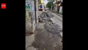 Dug up roads for PNG work spark traffic woes in Anisabad. Patna News