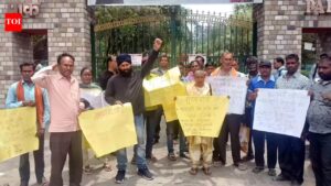 Daily wage workers protest registration rules in Dehradun. Dehradun News